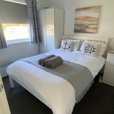 44 Gower Holiday Village Ty Gwyr Cosy 2 Bedroom Chalet Суонси Экстерьер фото