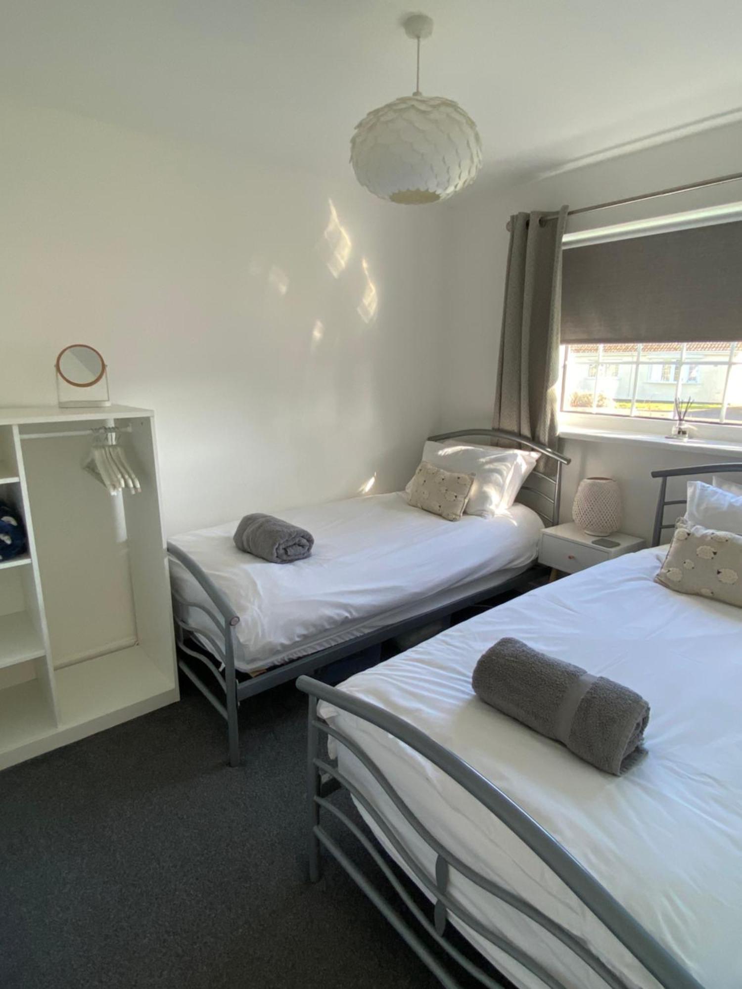 44 Gower Holiday Village Ty Gwyr Cosy 2 Bedroom Chalet Суонси Экстерьер фото