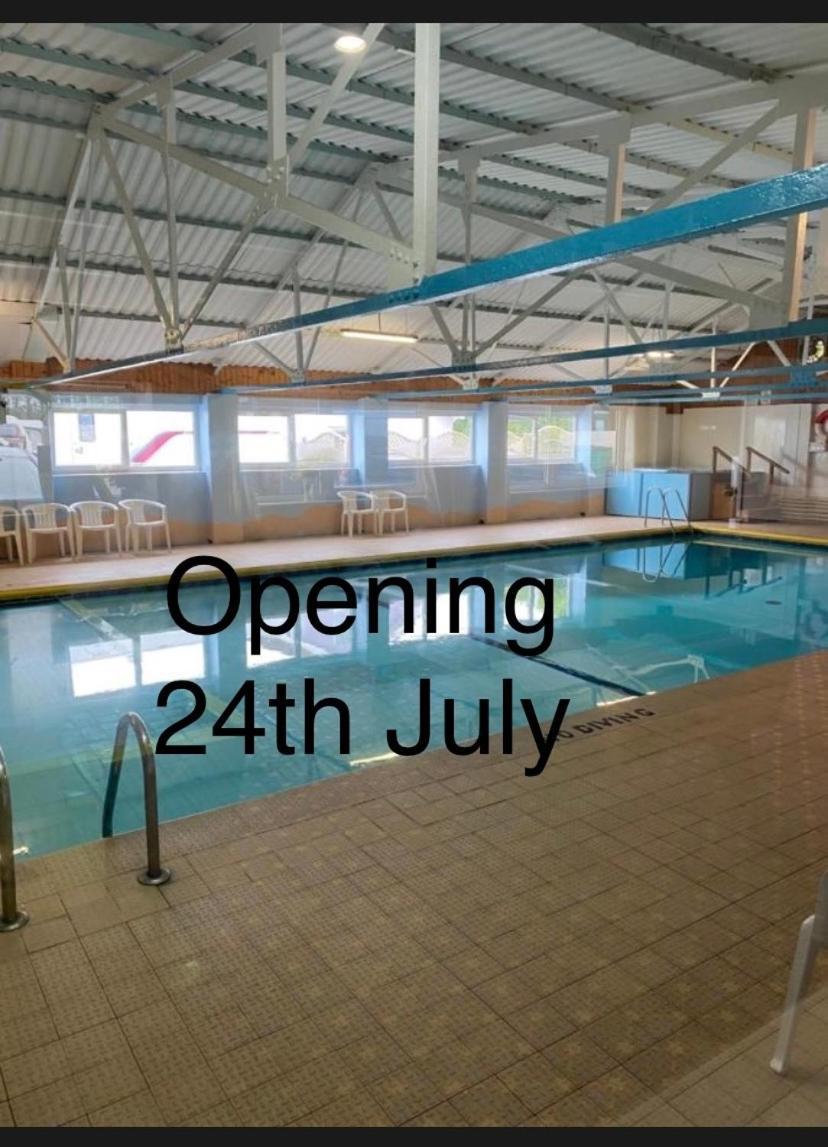 44 Gower Holiday Village Ty Gwyr Cosy 2 Bedroom Chalet Суонси Экстерьер фото